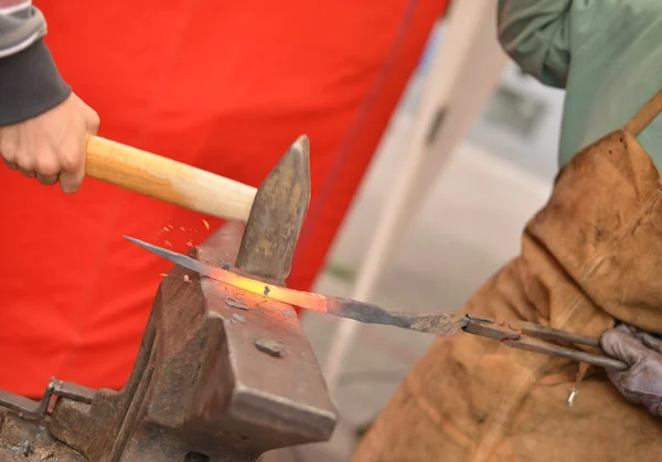 Blacksmith forged iron smith anvil hammerman traditional hammer beating — Stock Photo, Image