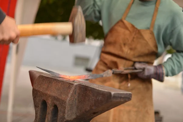 Blacksmith forged iron smith anvil hammerman traditional hammer beating — Stock Photo, Image