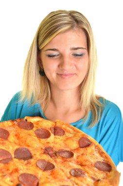Beyaz bir arka plan üzerinde pizza yemekten bir genç kadının portresi