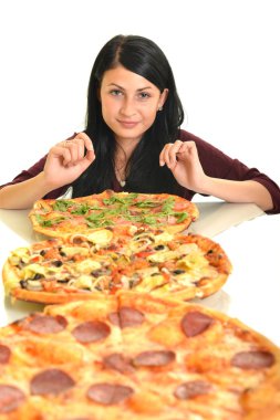 genç kadın bir parça pizza beyaz bir arka plan beslenme