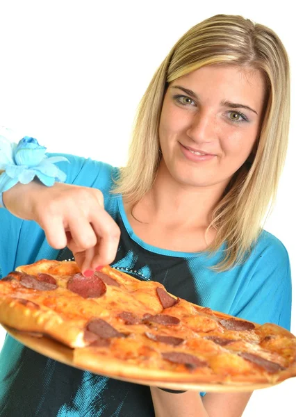 Retrato de una joven comiendo una pizza sobre un fondo blanco — Foto de Stock