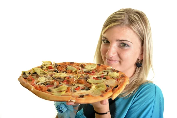 Mujer joven comiendo un pedazo de pizza sobre un fondo blanco — Foto de Stock