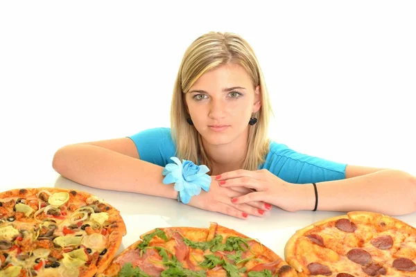 Молода жінка їсть шматочок піци на білому тлі — стокове фото