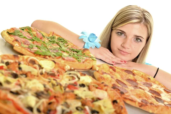 Junge Frau isst ein Stück Pizza vor weißem Hintergrund — Stockfoto