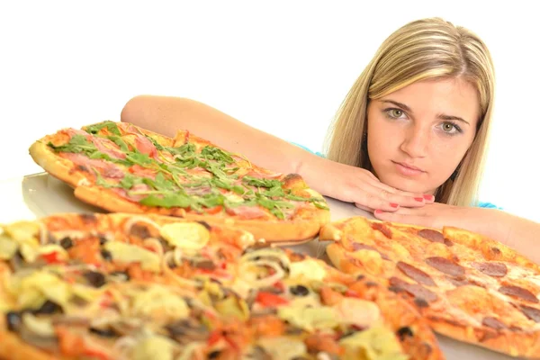 Νεαρή γυναίκα τρώει ένα κομμάτι πίτσα σε λευκό φόντο — Φωτογραφία Αρχείου