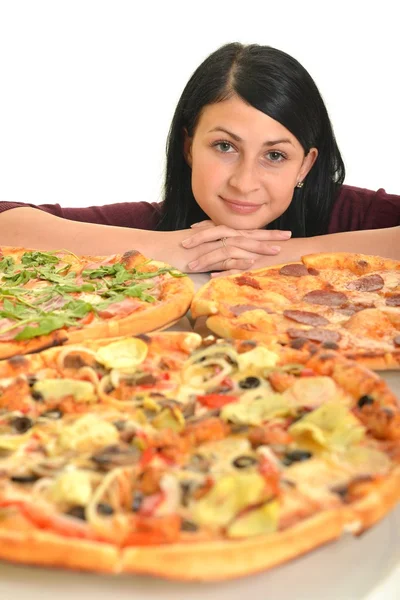 Mujer joven comiendo un pedazo de pizza sobre un fondo blanco —  Fotos de Stock