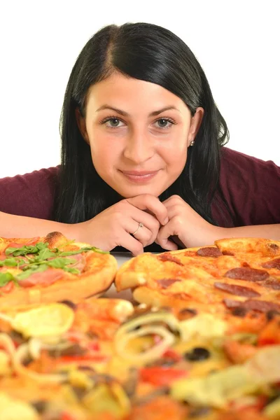 Giovane donna mangiare un pezzo di pizza su uno sfondo bianco — Foto Stock