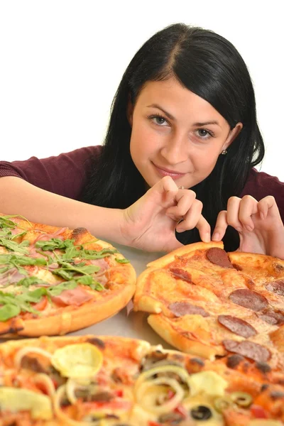 Jovem mulher comer um pedaço de pizza contra um fundo branco — Fotografia de Stock