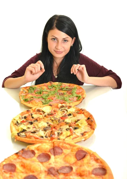 Jovem mulher comer um pedaço de pizza contra um fundo branco — Fotografia de Stock