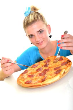 Pizza yeme ve kameraya bakarak mutlu kız