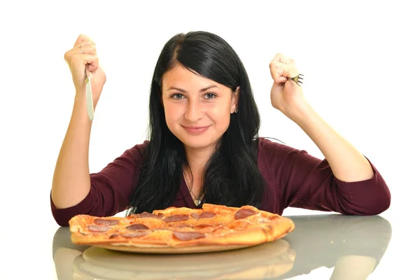 Красивая девушка ест пиццу на обед — стоковое фото