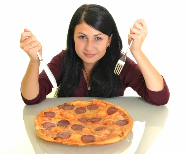 Vacker flicka äter pizza till lunch — Stockfoto