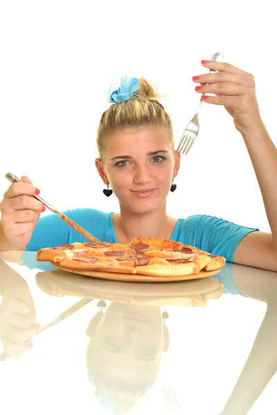 Menina feliz comendo pizza e olhando para a câmera — Fotografia de Stock