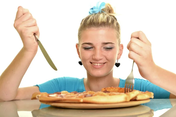 Chica feliz comiendo pizza y mirando a la cámara — Foto de Stock
