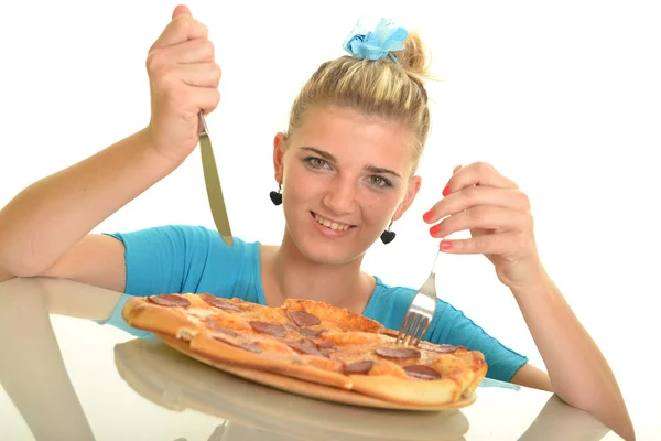 Счастливая девушка ест пиццу и смотрит в камеру — стоковое фото