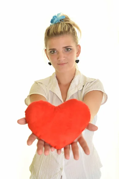 Mooie lachende vrouw met een geschenk in de vorm van hart — Stockfoto