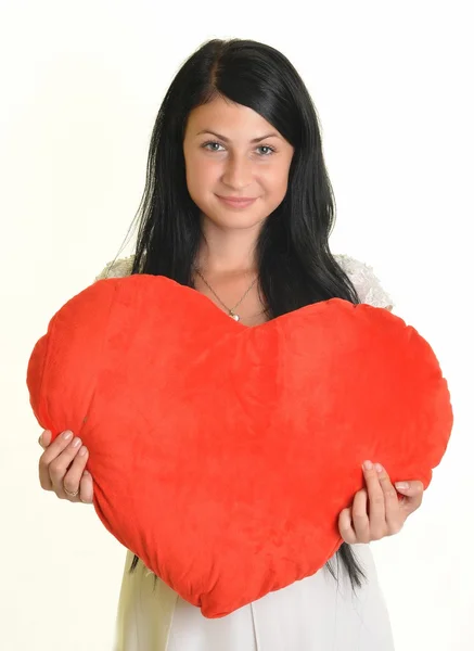 Attraente donna sorridente con cuore su sfondo bianco — Foto Stock