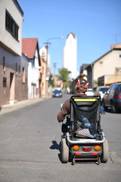 Tekerlekli sandalyedeki engelli. — Stok fotoğraf