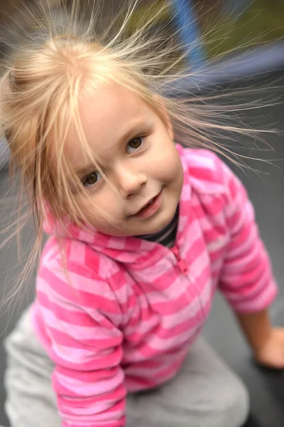 Eletricidade estática no cabelo do bebê — Fotografia de Stock