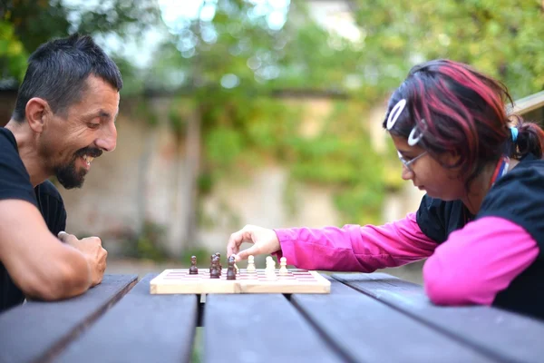 체스 게임을 하는 부부 — 스톡 사진