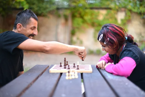 Пары играют в шахматы — стоковое фото