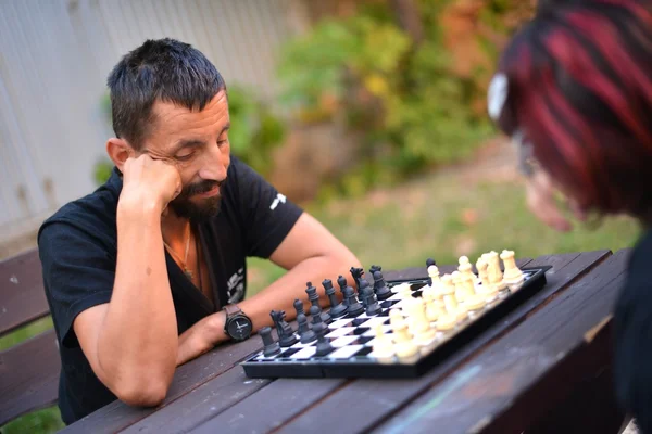 Ζευγάρι που παίζει σκάκι — Φωτογραφία Αρχείου