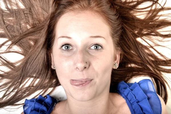 Mooie jonge vrouw met rossig, lange haren geïsoleerd op wit — Stockfoto