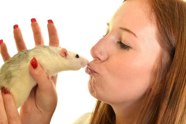 Жінка зі своїм улюбленцем щуром — стокове фото