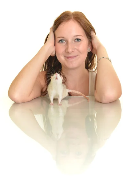 彼女のペットのネズミを持つ女性 — ストック写真
