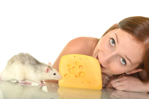 Kadın onu evde beslenen hayvan iri fare ile — Stok fotoğraf