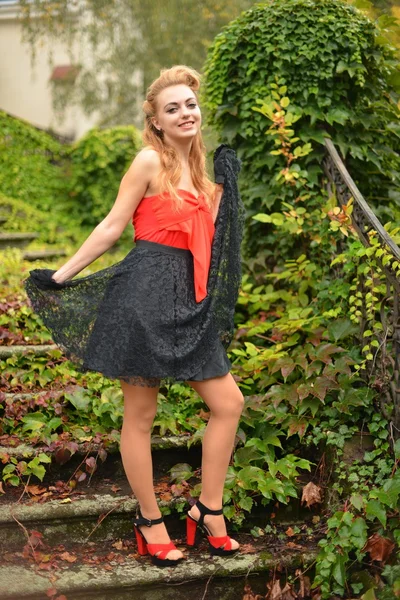 Portrait de femme rétro dans le jardin — Photo