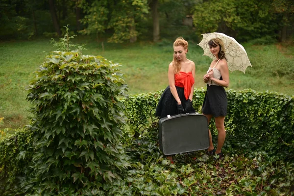 Retro-Frauen im Garten — Stockfoto