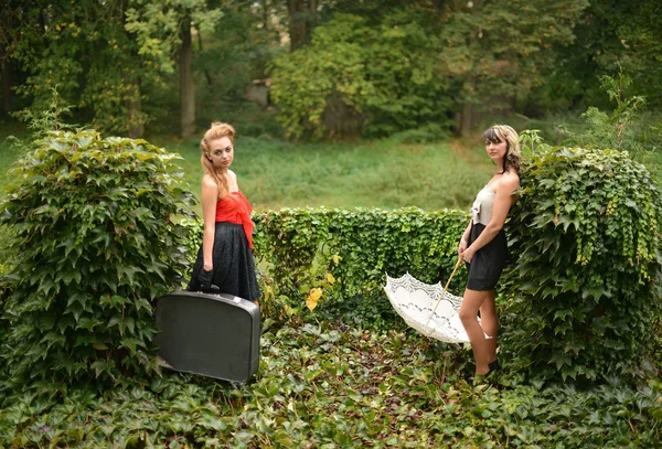 Retro kvinnor i trädgården — Stockfoto