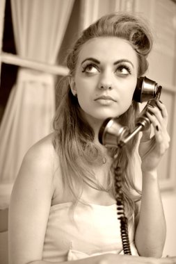 seksi kadın telefonla konuşuyor. Retro portre