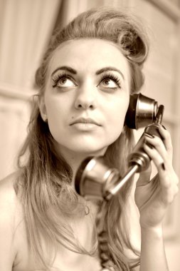 seksi kadın telefonla konuşuyor. Retro portre