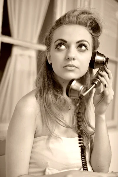 Sexy žena mluví po telefonu. retro portrét — Stock fotografie