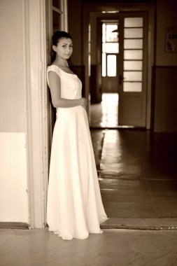 güzel genç çekici kadın kokteyl elbisesi ve piyano