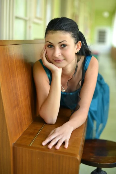 Gyönyörű fiatal vonzó nő, koktél ruha és zongora — Stock Fotó