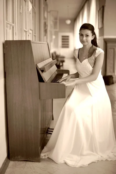 Noiva de piano — Fotografia de Stock