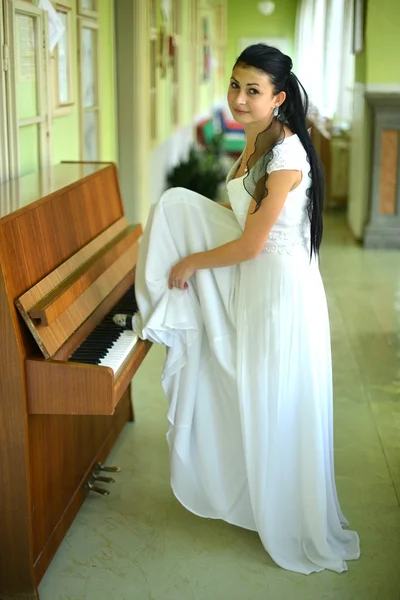 Novia de piano —  Fotos de Stock