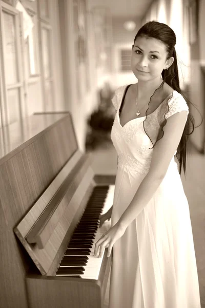 Noiva de piano — Fotografia de Stock