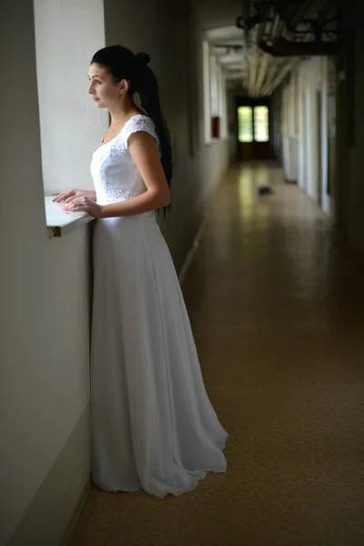 Jovem noiva bonita — Fotografia de Stock