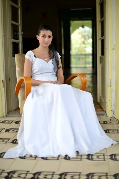 Piękna panna młoda w luksusowej sukni ślubnej — Zdjęcie stockowe