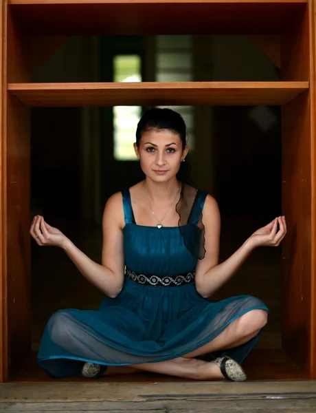 Meditasyon yapan genç bir kadın. — Stok fotoğraf