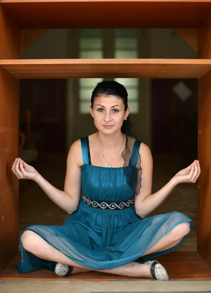 A young woman meditating — Stock Photo, Image
