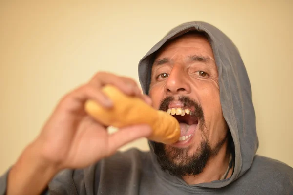 Uomo che mangia rotolo — Foto Stock