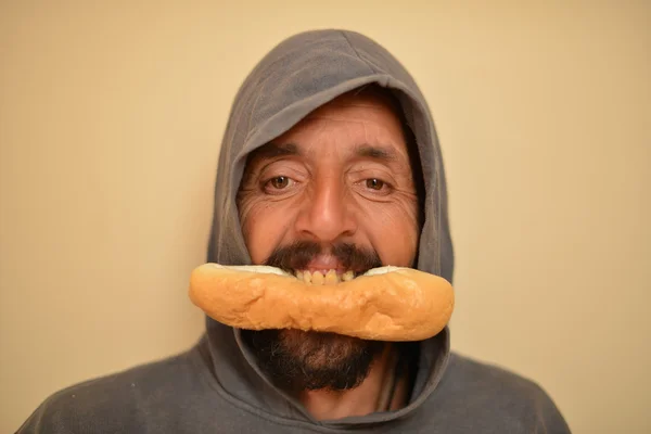 Hombre comiendo rollo — Foto de Stock