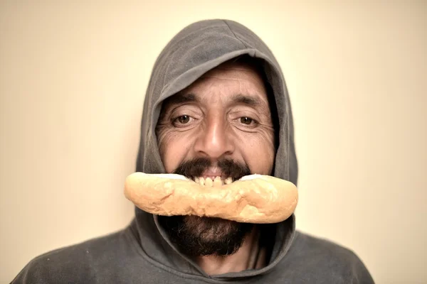 Hombre comiendo rollo — Foto de Stock