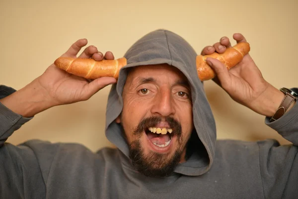 Hombre comiendo rollo — Foto de Stock