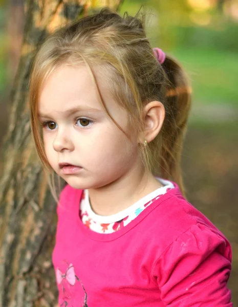 Menina no parque — Fotografia de Stock